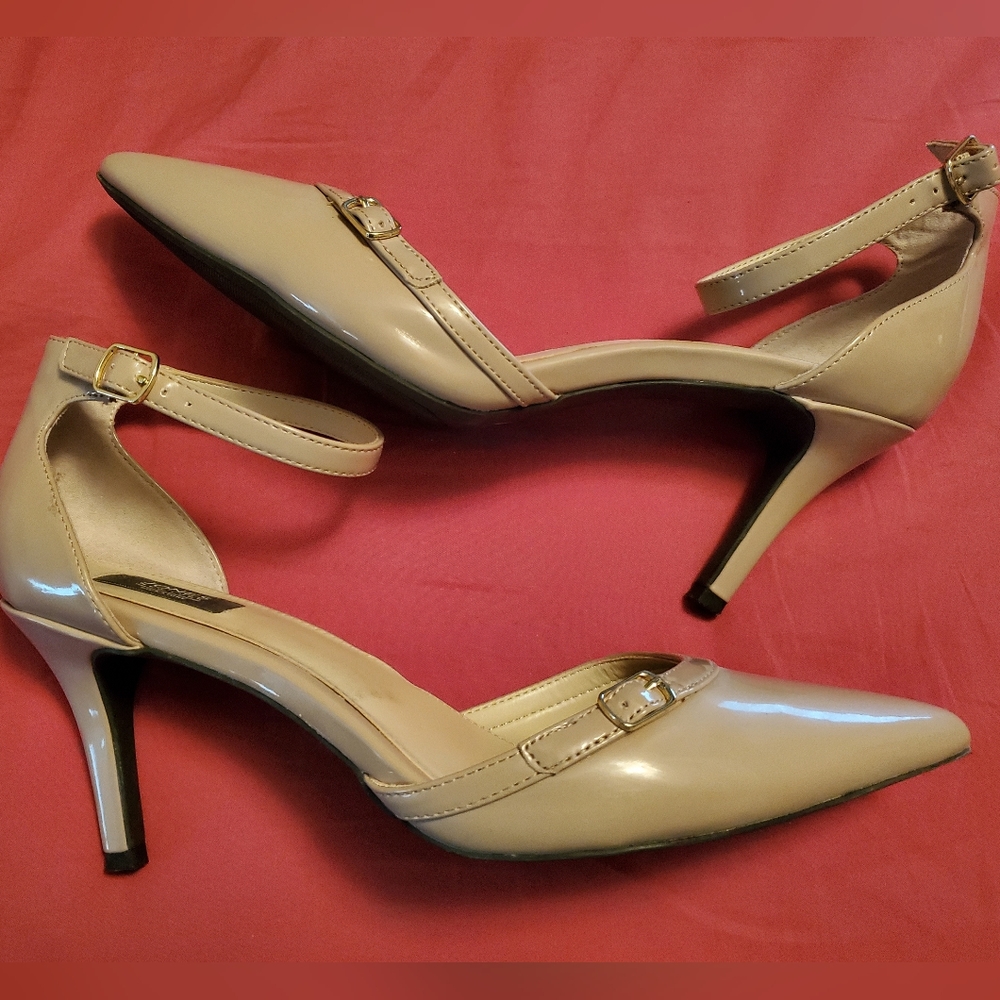 Tan Jones New York heels